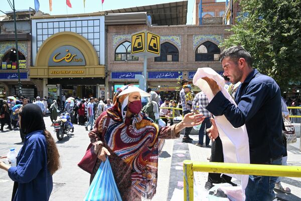 Oameni de la Marele Bazar din Teheran. - Sputnik Moldova-România
