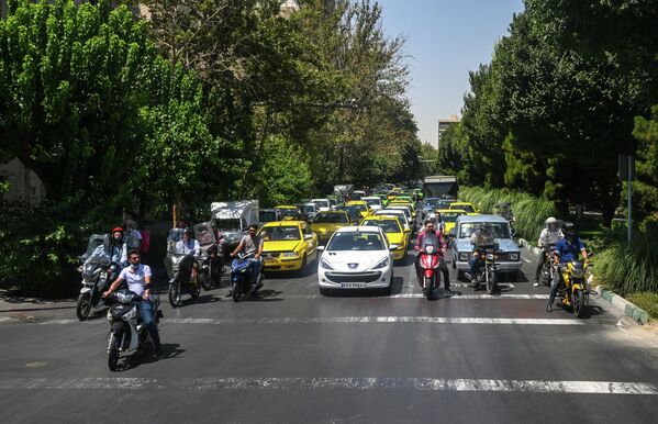 Mașini pe o stradă din Teheran. - Sputnik Moldova-România