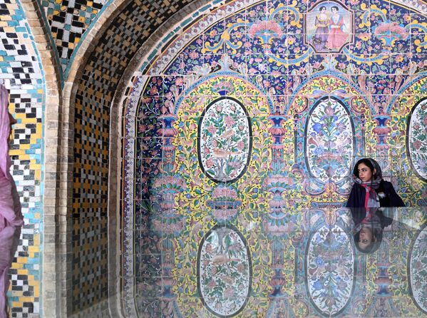 O fată în complexul palatului Golestan din Teheran. - Sputnik Moldova-România