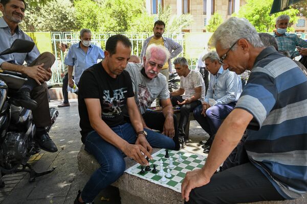 Bărbații joacă șah la Marele Bazar din Teheran. - Sputnik Moldova-România