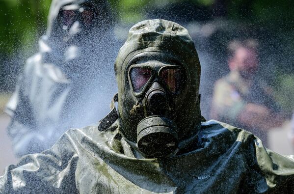 Membrii „ABC-Abwehrregiment 1” al Forțelor Armate Germane simulează proceduri de decontaminare la sediul lor din Strausberg. Instruirea a avut loc pe 20 iulie  2022 - Sputnik Moldova