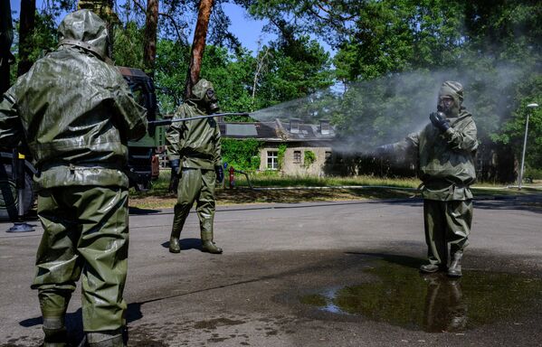 Membrii „ABC-Abwehrregiment 1” al Forțelor Armate Germane simulează proceduri de decontaminare la sediul lor din Strausberg. Instruirea a avut loc pe 20 iulie  2022 - Sputnik Moldova