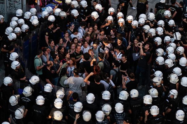 Полицейские окружают протестующих во время митинга в районе Кадыкёй в Стамбуле. - Sputnik Молдова