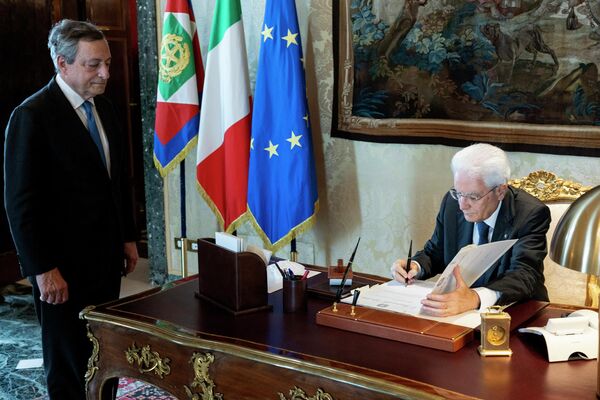 Президент Италии Серджио Маттарелла подписывает указ о роспуске парламента на глазах у ушедшего в отставку премьер-министра Италии Марио Драги. - Sputnik Молдова