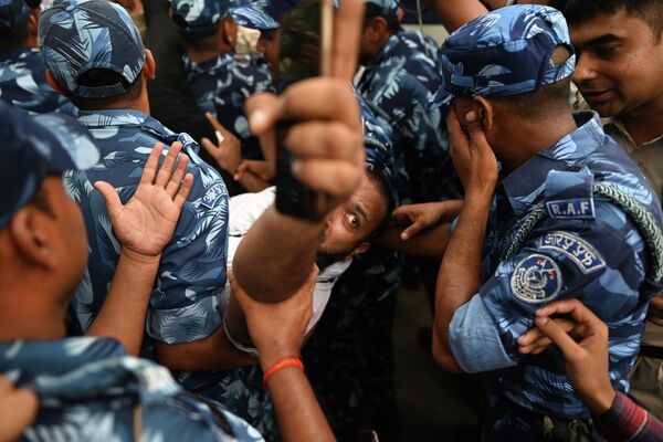 Сотрудники службы безопасности задерживают активиста в Нью-Дели. - Sputnik Молдова