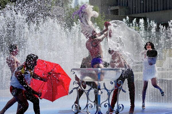 Члены австралийской труппы Briefs охлаждаются в фонтане в Лондоне. - Sputnik Молдова