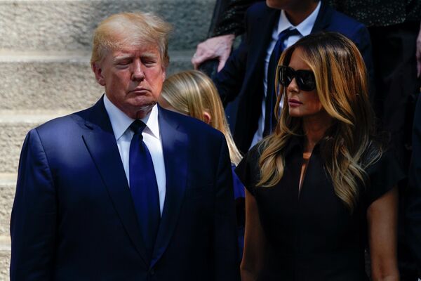Бывший президент США Дональд Трамп и его жена Мелания Трамп после похорон экс-супруги политика Иваны Трамп в Нью-Йорке. - Sputnik Молдова