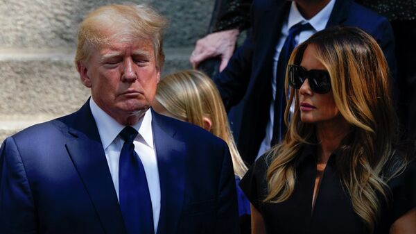 Бывший президент Дональд Трамп и его жена Мелания Трамп после похорон Иваны Трамп в Нью-Йорке - Sputnik Moldova