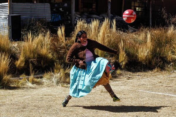 Женщина играет в футбол во время чемпионата в Пуно, Перу. - Sputnik Молдова
