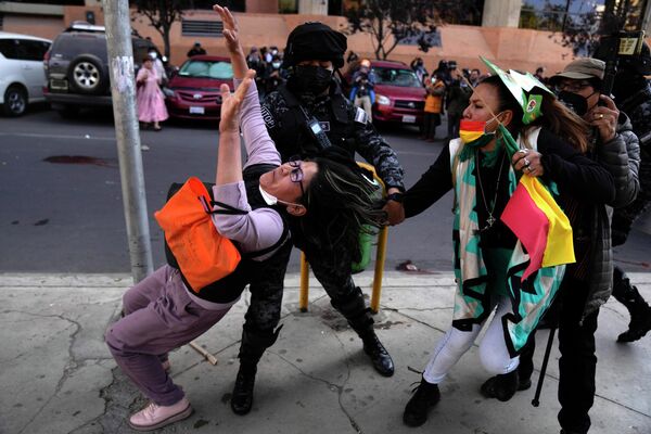 Полицейский пытается помешать антиправительственному демонстранту в Ла Пас, Боливия. - Sputnik Молдова