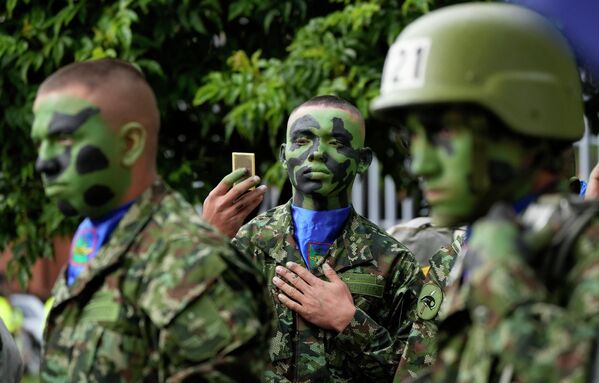 Солдаты готовятся к военному параду, посвященного 212-й годовщине независимости Колумбии от Испании, в Боготе, Колумбия. - Sputnik Молдова