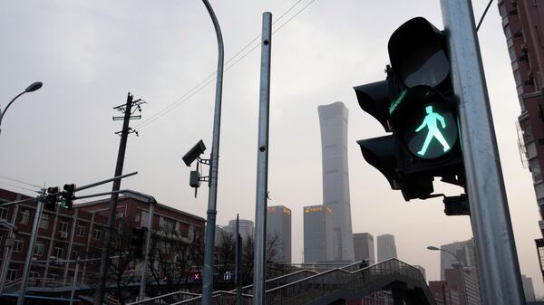 Зеленый свет светофора на наземном переходе в Пекине - Sputnik Молдова