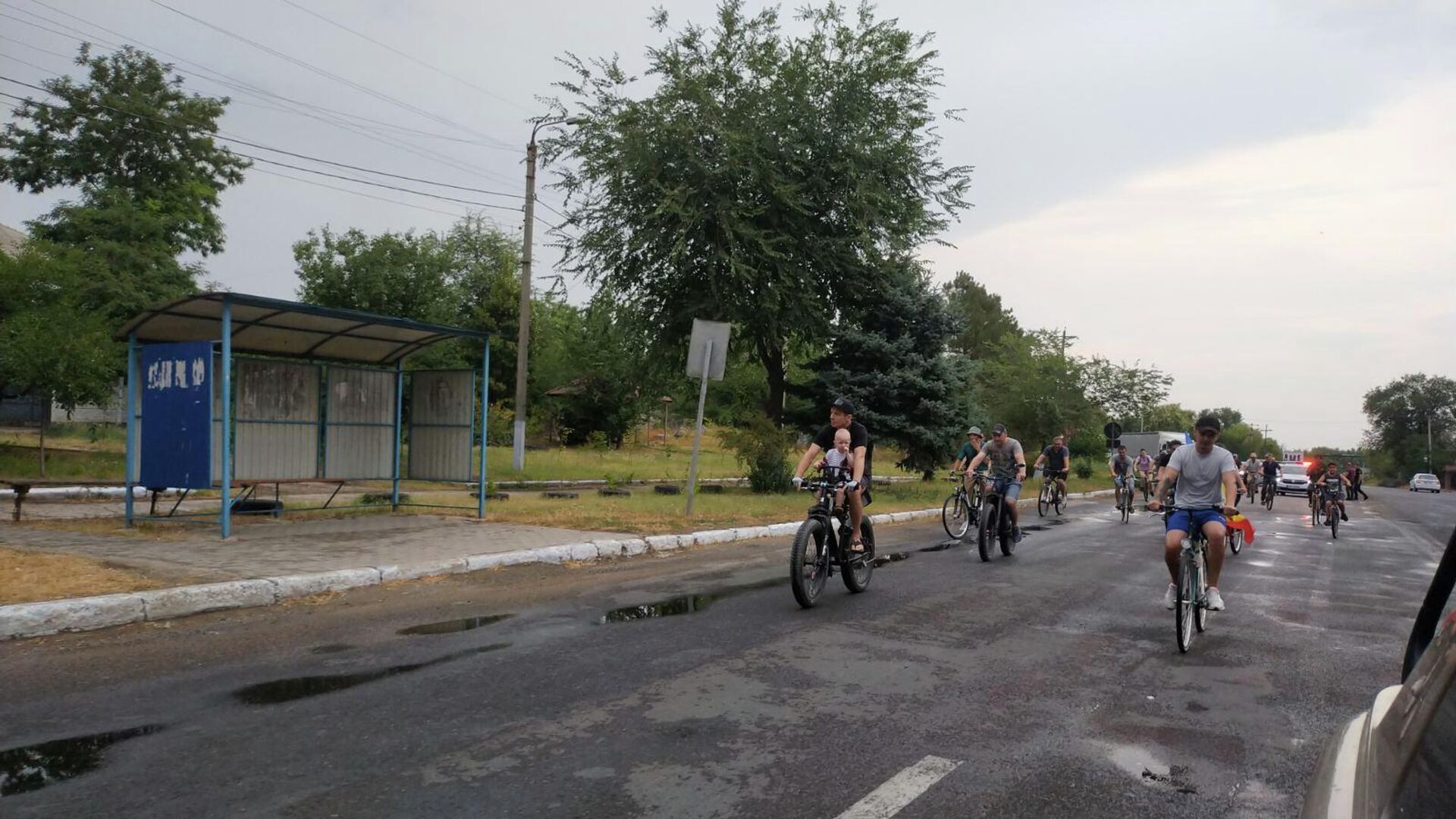 Жители Комрата вышли на велопротест: требуем снижения цен - Sputnik Молдова, 1920, 24.07.2022