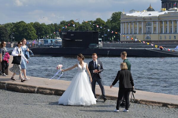 Mirele și mireasa se plimbă prin portul din Sankt Petersburg, în timp ce acolo se desfășoară repetiții pentru Ziua Marinei - Sputnik Moldova-România