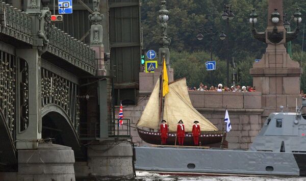 Corabia istorică al lui Petru cel Mare în râul Neva, văzută în timpul repetițiilor de Ziua Marinei care va avea loc pe 29 iulie - Sputnik Moldova-România