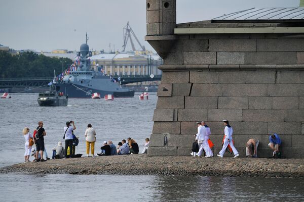 Oamenii privesc repetițiile care au loc pentru Ziua Marinei care va avea loc pe 29 iulie - Sputnik Moldova