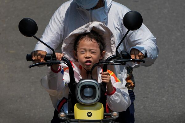 Реакция ребенка на палящее солнце в Пекине. - Sputnik Молдова
