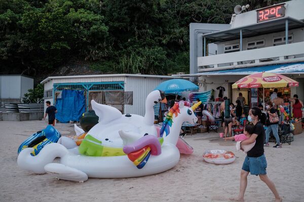 Плавсредства и игрушки на пляже Клируотер-Бэй в Гонконге. - Sputnik Молдова