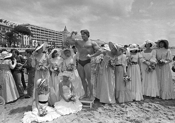 Арнольд Шварценеггер на пляже в Каннах (Франция) в 1977 году. - Sputnik Молдова