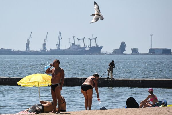 Жители Мариуполя отдыхают на городском пляже  - Sputnik Молдова