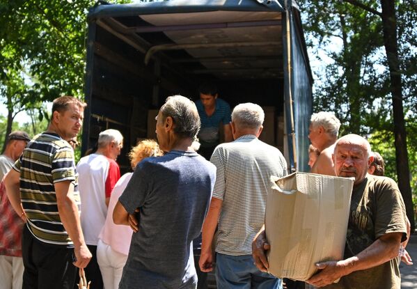 Раздача гуманитарной помощи волонтерами из России на одной из улиц в Мариуполе. - Sputnik Молдова