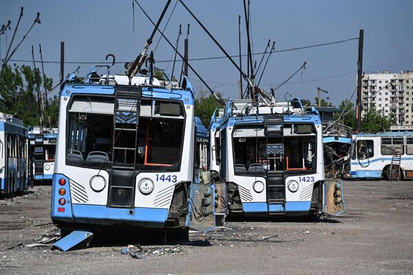 Разбитые троллейбусы на территории депо в Мариуполе - Sputnik Молдова