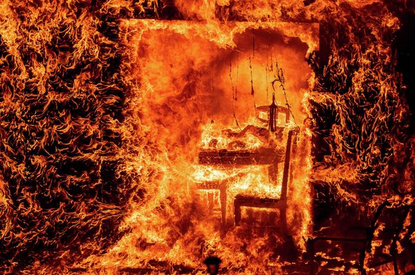 Горящий стул в горящем доме во время лесного пожара в Калифорнии. - Sputnik Молдова