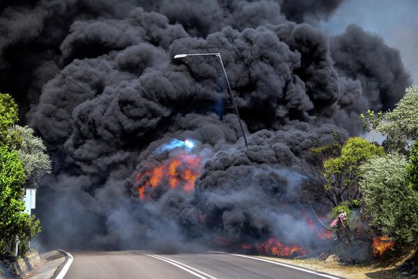 Искра на силовом кабеле во время природного пожара возле деревни Крестена в 320 километрах от Афин, Греция. - Sputnik Молдова