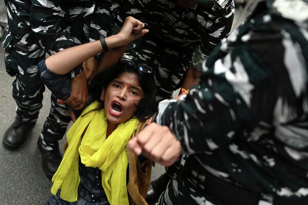 Сотрудники службы безопасности задерживают активиста индийской партии Аам Аадми в Нью-Дели. - Sputnik Молдова