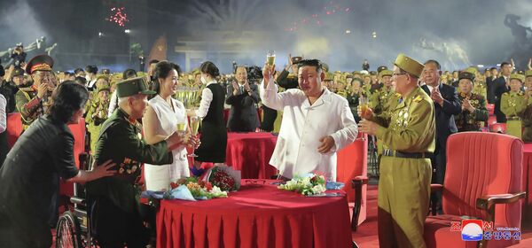 Лидер КНДР Ким Чен Ын с женой Ли Соль Чжу на праздновании 69-й годовщины победы в Корейской войне в Пхеньяне. - Sputnik Молдова