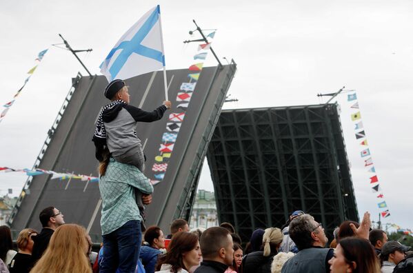 Зрители на Главном военно-морском параде в День ВМФ в Санкт-Петербурге - Sputnik Молдова