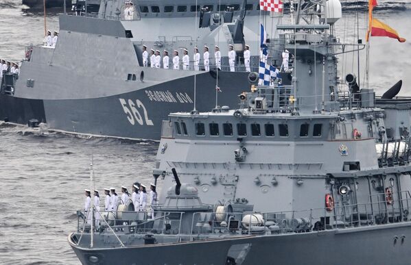 Малый ракетный корабль Зеленый дол на Главном военно-морском параде в честь Дня ВМФ РФ в Санкт-Петербурге - Sputnik Молдова