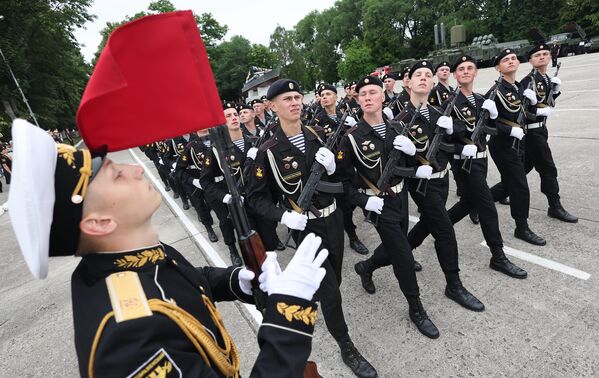 Морпехи на торжественном параде в Балтийске, посвященном Дню Военно-морского флота в России - Sputnik Молдова