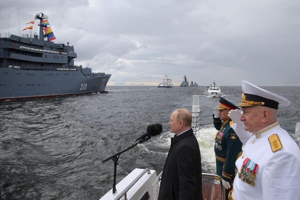 Президент РФ, верховный главнокомандующий Владимир Путин на Главном военно-морском параде по случаю Дня Военно-морского флота РФ - Sputnik Молдова