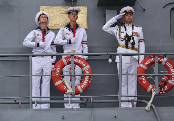 Моряки Балтийского флота на борту сторожевого корабля Неустрашимый на параде в Балтийске - Sputnik Молдова