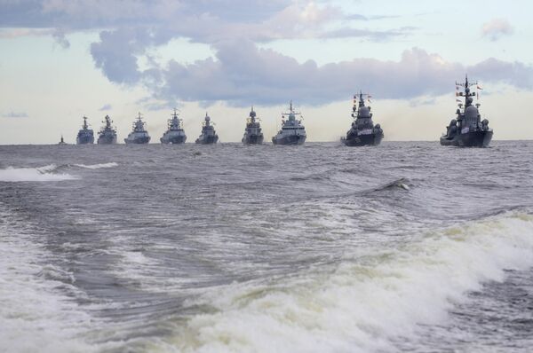 Корабли ВМФ РФ в кильватерном строю на Главном военно-морском параде в честь Дня ВМФ РФ в Кронштадте - Sputnik Молдова
