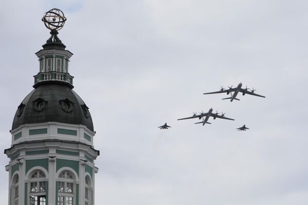 Противолодочные самолеты Ту-142 и палубные истребители МиГ-29К на Главном военно-морском параде в День ВМФ в Санкт-Петербурге - Sputnik Молдова