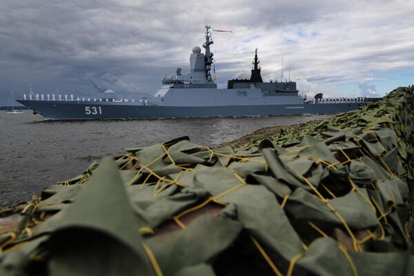 Гвардейский корвет Сообразительный проекта 20380 в строю кораблей на Кронштадском рейде на Главном военно-морском параде в День ВМФ - Sputnik Молдова