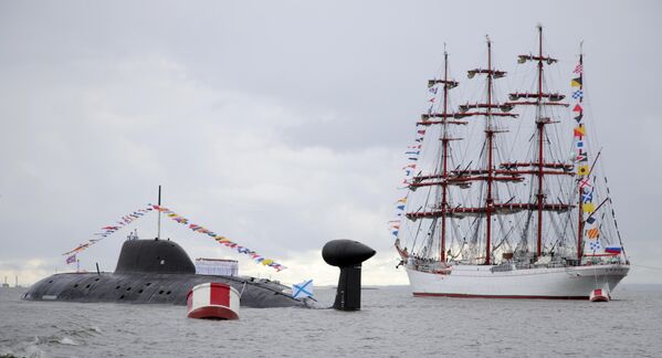 Атомная подводная лодка Северодвинск и барк Седов на Главном военно-морском параде в честь Дня ВМФ РФ в Кронштадте - Sputnik Молдова
