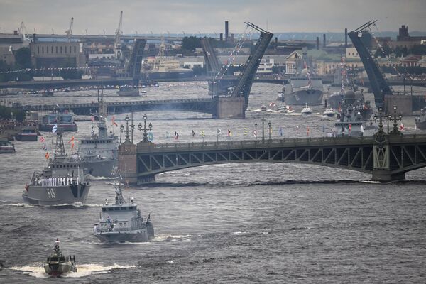 Строй кораблей на Главном военно-морском параде в честь Дня ВМФ РФ в Санкт-Петербурге - Sputnik Молдова