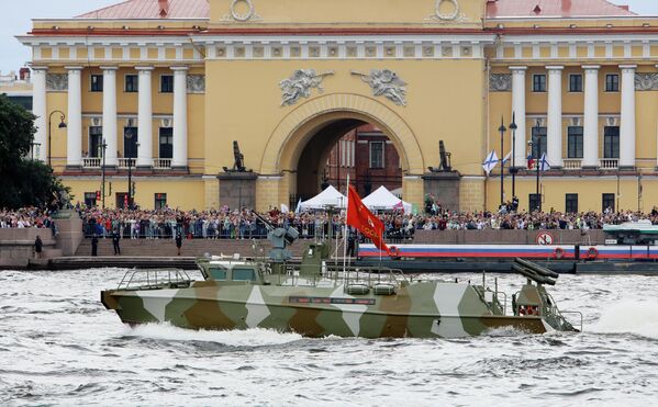 Патрульный катер проекта 03160 Раптор на Главном военно-морском параде в День ВМФ в Санкт-Петербурге - Sputnik Молдова