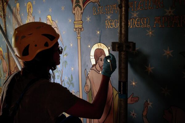 Lucrări de restaurare a picturilor Catedralei Notre-Dame de Paris, pe 28 iulie 2022, în timpul unei vizite a ministrului francez al Culturii Rima Abdul Malak. - Sputnik Moldova-România