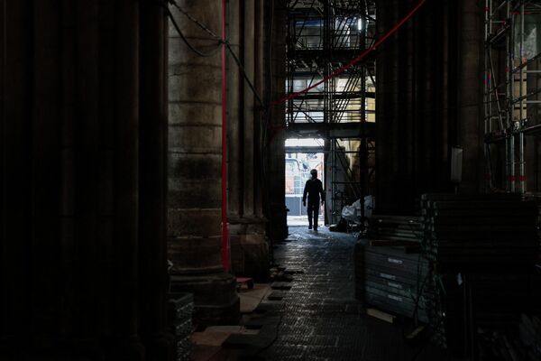 Muncitor lucrează la reconstrucția Catedralei Notre-Dame de Paris, pe 28 iulie 2022, în cadrul unei vizite a ministrului francez al Culturii Rima Abdul Malak. - Sputnik Moldova-România