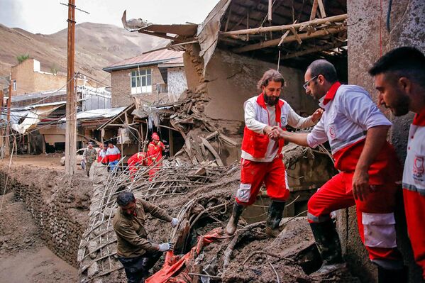 O fotografie surprinsă de membrii echipelor Semilunii Roşii în care arată membrii unei echipe de salvare care lucrează în urma inundațiilor. Imaginea a fost surprinsă pe 29 iulie în Iran. - Sputnik Moldova