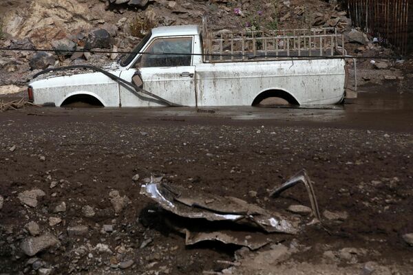 O mașină este blocată în noroi  în urma inundațiilor din Iran. - Sputnik Moldova