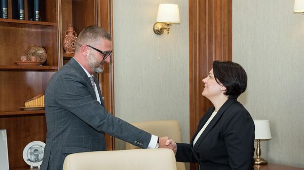 Премьер-министр Наталья Гаврилица и посол Румынии в Молдове Кристиан-Леон Цуркану - Sputnik Молдова