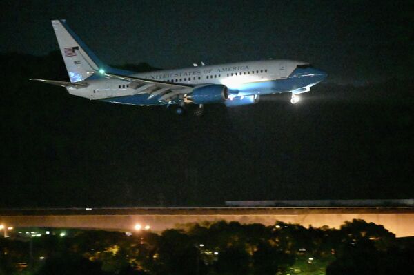 Военный самолет со спикером палаты представителей США Нэнси Пелоси на борту приземлился в аэропорту Суньшан в Тайване 2 августа. - Sputnik Молдова