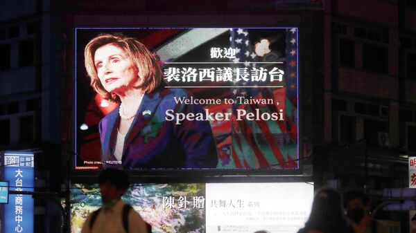 Люди проходят мимо рекламного щита, приветствующего спикера палаты представителей США Нэнси Пелоси, в Тайбэе, Тайвань - Sputnik Moldova