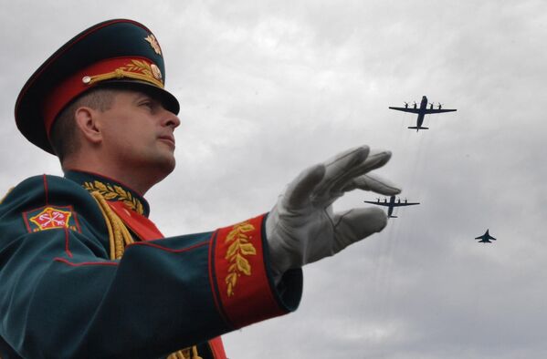 Противолодочные самолеты Ил-38Н и истребитель Су-27  на Главном военно-морском параде в День ВМФ в Кронштадте - Sputnik Молдова