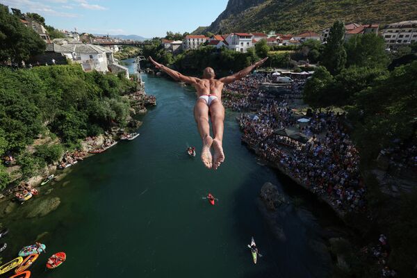 Дайвер прыгает со Старого моста во время 456-го традиционного ежегодного соревнования по хайдайвингу в Мостаре, Босния. - Sputnik Молдова